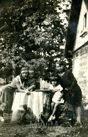 KKE 068.jpg - Od lewej: pierwsza Waleria Nahorna, druga os. syn Jerzy,trzecia os. córka Irena, czwarta Kazimiera Muszałowska - siostra Waleri, Hurbiszcze, 1930 r.